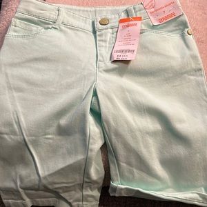 Girls jean shorts size 7 Bermuda style color, pistachio.